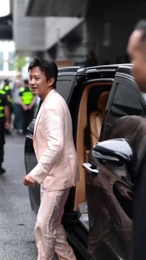 邓超现身太古里车展生图状态佳,与粉丝互动亲和力十足