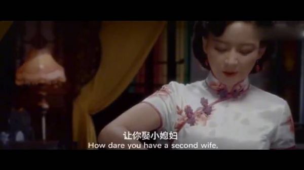 地主为保命，跟小伙互换身份，不料地主的太太乐坏了！
