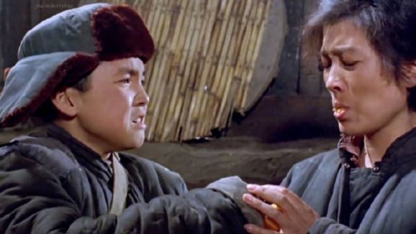 母亲舔碗留粮被孩子撞见,母子相拥泪崩