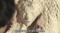 母亲因嫉妒女儿美貌将其埋入面粉堆