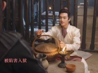 隔空举杯共饮，一笑化解恩怨