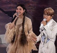 张柏芝现身林家谦演唱会，登台唱歌面部肌肉僵硬，牙齿假白惹争议