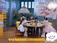 着急投喂的娜，慌忙接肉的源，腾不开手的贺