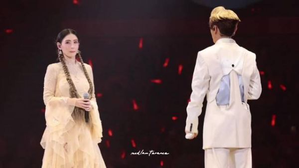 张柏芝惊喜现身林家谦演唱会做嘉宾!也太美,但憋笑憋得好难受啊