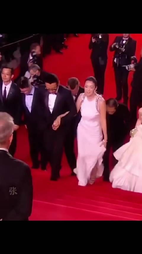 娱乐圈能让张导心甘情愿为她提裙摆的也只有巩俐了吧!