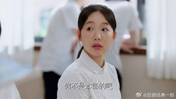 心机女找校草聊天,故意调侃女学渣,瞬间失色