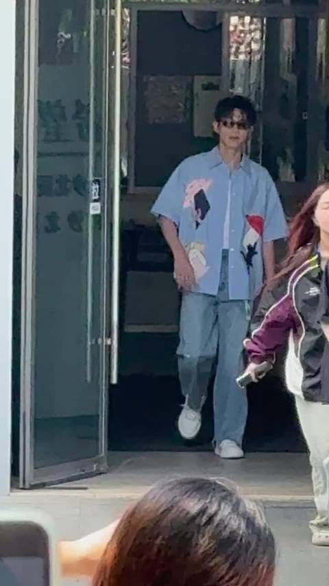 站姐细致入微,造成工伤!