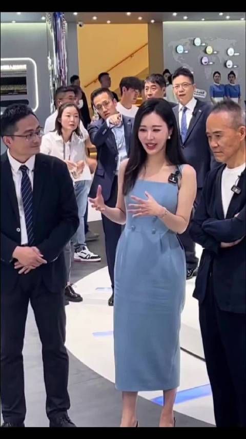 74岁王石和田朴珺同框!田朴珺变得更加妩媚漂亮,王石却越来越老了!