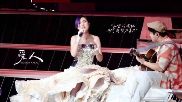 杨千嬅20年粉丝带娃赴红馆追星