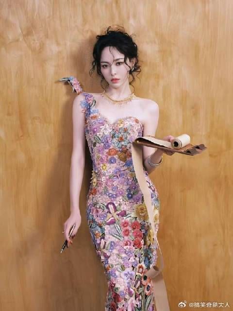 唐嫣扑面而来的花香, 仿佛美神降临,优雅又灵动!