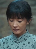 其实递窝窝头的手都在抖