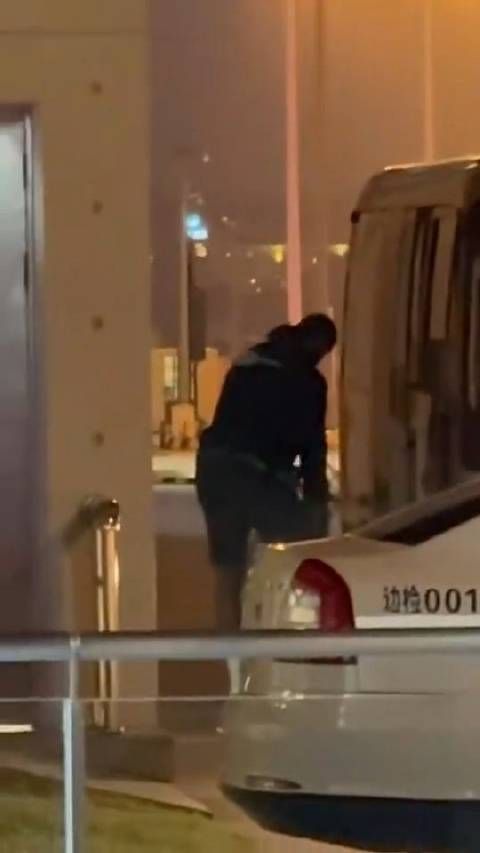 詹姆斯着陆上海,拿完行李就走,女球迷爆粗口:这也不看我们一眼