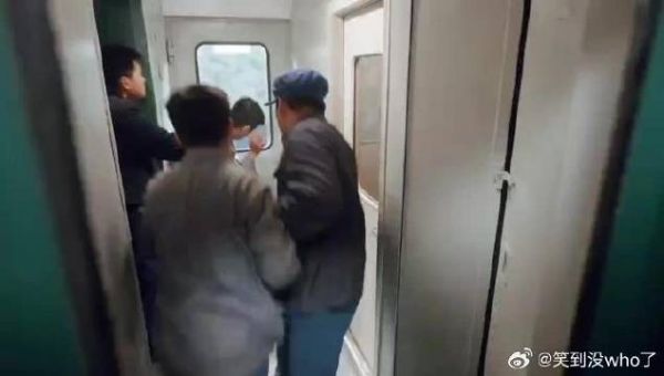 火车上打架,乘客好奇围观