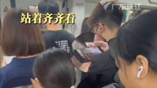 同一个画面,同一个声音,地铁里市民“同框”看阅兵
