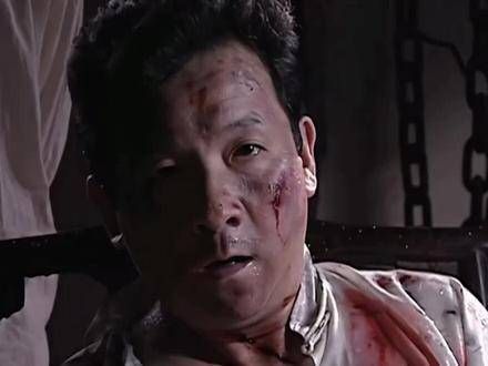 潜伏吴站长为丘掌柜整理风纪扣表敬意
