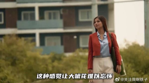 女人被人群推到售票员旁,那男人的气息,一秒让她腿软