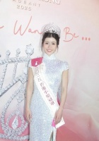 2025年港姐冠军陈咏诗谈删泳装照：希望首秀在舞台