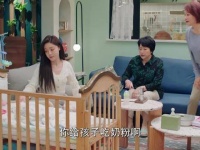 母亲正在给孩子喂奶粉，奶奶却表示反对 浙江卫视上有老下有小