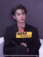 王鹤棣硬帅的神，王鹤棣的头骨比例优越，咱就说每次的妆造和发型真的都很帅啊