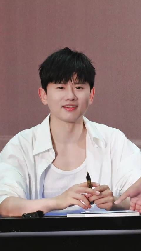 张杰签售会也太可爱了哈哈哈~小心翼翼的闯了很多“祸”,cr.奇奇一麦