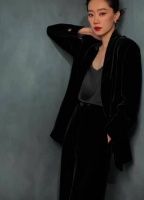 张小斐完全就是顶级Alpha啊黑色丝绒西装套装利落大气，动作间充满掌控感