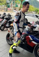 42岁阮经天穿紧身服现身街头，胸肌大腰细，健美身材堪比国际男模