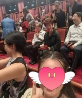 女子看京剧发现后排坐着洪秀柱