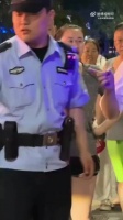 对这种人就得动作要快，姿势要帅…，给帽子叔叔点个大大的赞！