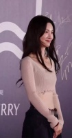 金晨穿露脐针织衫牛仔裤亮相红毯