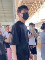 许凯机场偶遇，有人问他许荔莎说的事，他就瞟了一眼