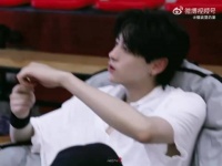 田栩宁中暑状态良好，喝药需哄显娇态