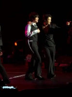 SuperJunior香港场Day2演出状况频出，赫海比心失败、东海忘动作引热议