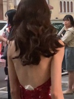 钟楚曦这背面是什么东西蹭上来了？有人说是姨妈巾