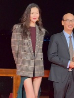 栩栩华生超模汪曲攸 王雯琴受邀登台为获奖学者颁奖