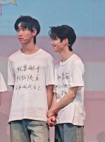 循环了很多遍，也没看出来说的是什么，反正甜甜的 .