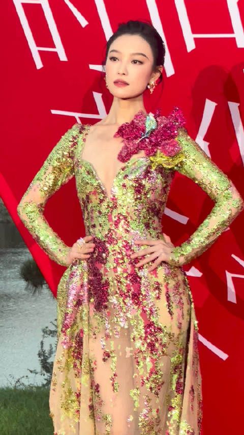倪妮演绎Elie Saab 2022春夏高定，姐硬美！