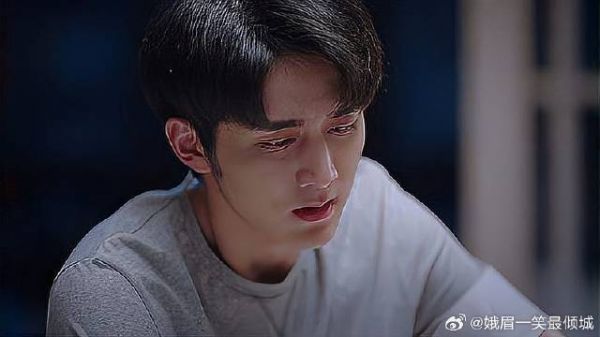 凌霄给腿伤尖尖上药，子秋意外得知，多年前冤枉生父