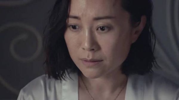 独居少妇风韵犹存，深夜睡觉关灯时从床底爬出个男人