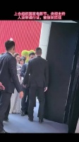 央视主持人没带通行证，被保安拦住