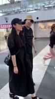 陈建斌右眼遮纱布现身机场与蒋勤勤同行