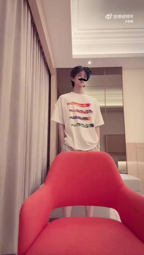 黄朔综艺表现获赞,抽象输出引共鸣
