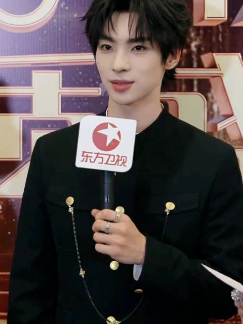 颜安回应主包称呼称乐意带来快乐,幽默表示将侧脸直播