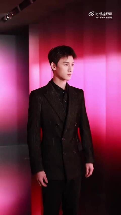 新鲜组合 李昀锐和娜扎商务拍摄