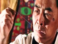 1块钱的馕，你还想吃出地毯来？