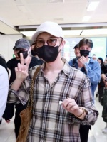 暈倒可愛ㅜㅜ 記者姐姐ㄧ喊仁俊 可愛小豬立刻舉起手手比耶✌ 好乖好乖喔！