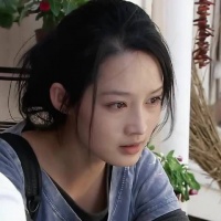 被李沁美到简直是再容易不过的事，真就洗把脸就来演戏了呗，美成这样