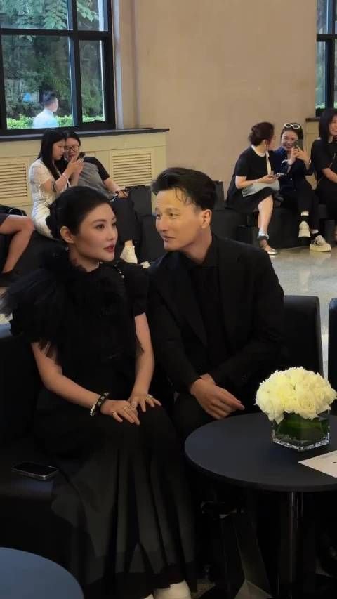 徐冬冬尹子维合体亮相活动，黑色礼服配西装帅气优雅