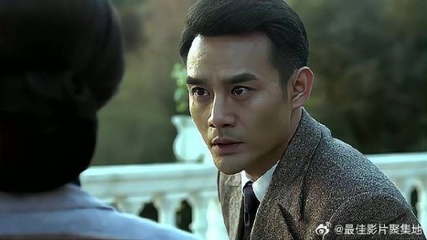 大姐知道明台还活着,为了不让奸细发现,明诚和大姐演戏