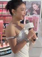 高叶的状态太好了，逆龄女神是这个样子的吗？真是美丽又大方！