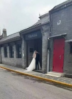 徐冬冬与尹子维在北京胡同试穿婚纱被偶遇！